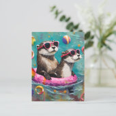Een otterpaar op vakantie in een drijvende ring briefkaart (Staand voorkant)