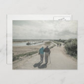 Een oud echtpaar dat op straat loopt briefkaart (Voorkant / Achterkant)