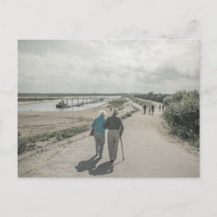 Een oud echtpaar dat op straat loopt briefkaart