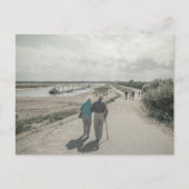 Een oud echtpaar dat op straat loopt briefkaart (Voorkant)