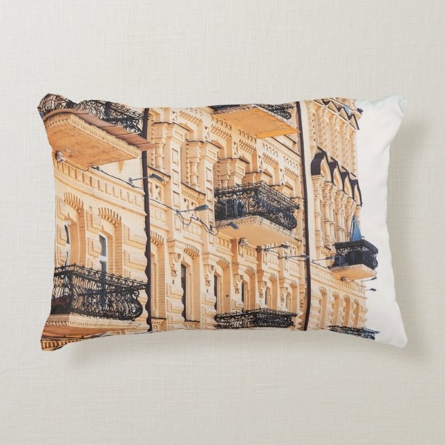 Een oud geel huis met ijzerbalkons. f. accent kussen (Voorkant)