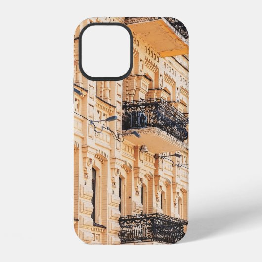 Een oud geel huis met ijzerbalkons. f. iPhone hoesje (Achterkant)