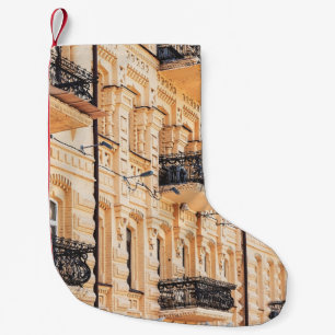 Een oud geel huis met ijzerbalkons. f. kleine kerstsok
