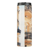 Een oud geel huis met ijzerbalkons. f. thermosbeker (Achterkant)