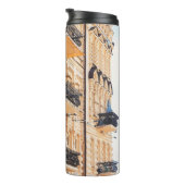 Een oud geel huis met ijzerbalkons. f. thermosbeker (Geroteerd rechts)