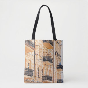 Een oud geel huis met ijzerbalkons. f. tote bag