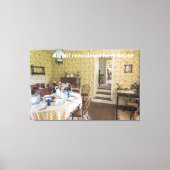 Een oud gerenoveerd boerderijen huis canvas afdruk (Voorkant)