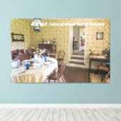 Een oud gerenoveerd boerderijen huis canvas afdruk (Insitu (Houten vloer))