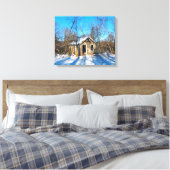 Een oud huis op het sneeuwcanvas canvas afdruk (Insitu (Slaapkamer))