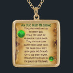 Een oud Iers Ziekenhuis Goud Vergulden Ketting<br><div class="desc">Elegant,  uniek goudkleurig juweel met een smaragdgekksteen en shamrock inset met een oud Iers gebed in Saint Paddy's Day ("St. Patty"). Antiek klassieke bruine perkamenteffecten en zeer nauwkeurig ontwerp, 3D-modellering en rendering door Bulgan Lumini (c).Deel van de reeks Hyper Talismans. .Een elegant en klassiek ontwerp met een oud perkament.</div>