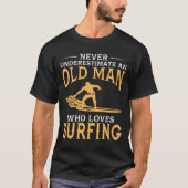 Een oud Man dat van surfen houdt T-shirt (Voorkant)