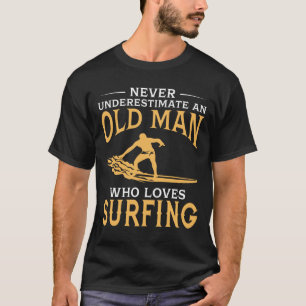 Een oud Man dat van surfen houdt T-shirt