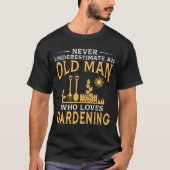 Een oud Man die van tuinieren houdt T-shirt (Voorkant)