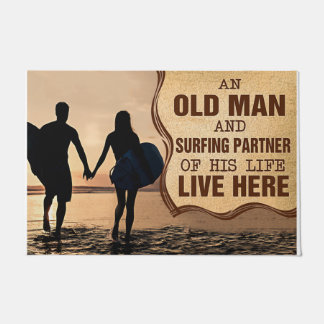Een oud Man en een overlevende partner van zijn le Deurmat