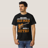 Een oud Man met een gitaar zwarte T-shirt (Voorkant volledig)