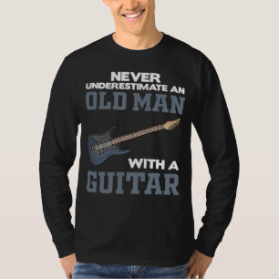 Een oud Man met een gitaar zwarte T-shirt