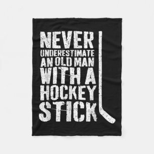 Een oud Man met een hockey onderschat je nooit Fleece Deken