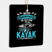 Een oud Man met een Kayak Keramisch Ornament (Rechts)