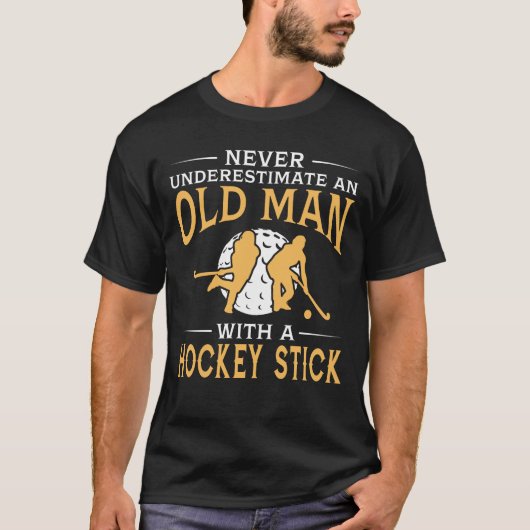 Een oud Man met een ockey-toets T-shirt (Voorkant)