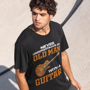 Een oud Man met gitaarzwart T-shirt