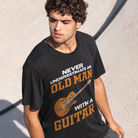 Een oud Man met gitaarzwart T-shirt