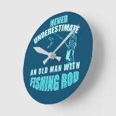 Een oud man met visstaaf ronde klok (Hoek)
