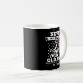 Een oud Man nooit onderschatten - een patriottisch Koffiemok (Voorkant rechts)