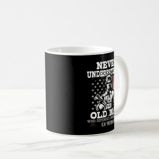 Een oud Man nooit onderschatten - een patriottisch Koffiemok (Voorkant rechts)