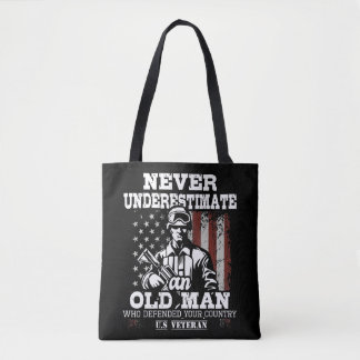 Een oud Man nooit onderschatten - een patriottisch Tote Bag