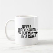 Een oud Man nooit onderschatten in een kajak Koffiemok (Links)