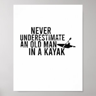 Een oud Man nooit onderschatten in een kajak Poster