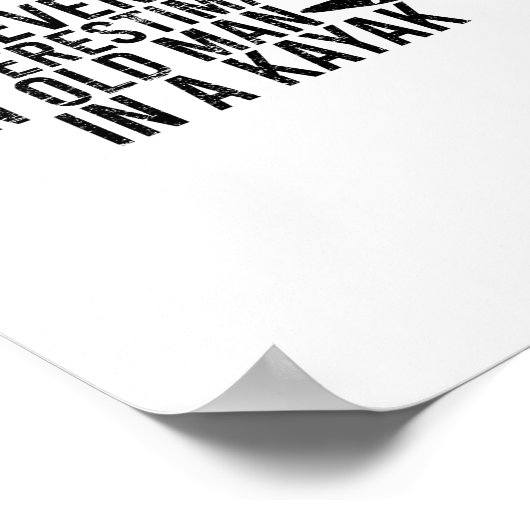 Een oud Man nooit onderschatten in een kajak Poster (Hoek)