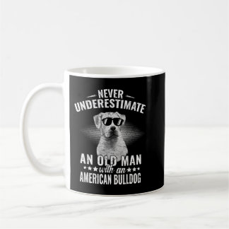 Een oud Man nooit onderschatten met een Amerikaans Koffiemok