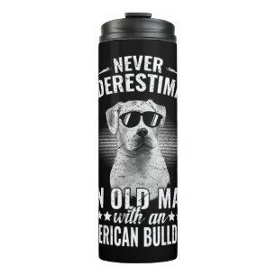 Een oud Man nooit onderschatten met een Amerikaans Thermosbeker