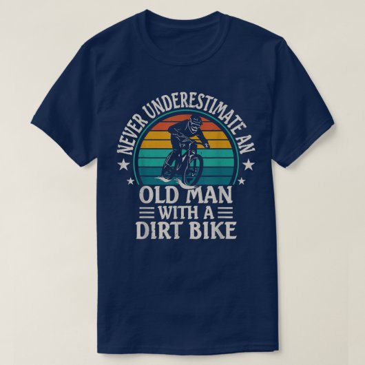 Een oud Man nooit onderschatten met een vuil fiets T-shirt (Design voorkant)