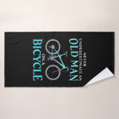 Een oud Man op een fiets Badhanddoek (Badhanddoek)