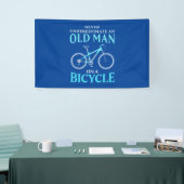 Een oud Man op een fiets Spandoek (Beurs)