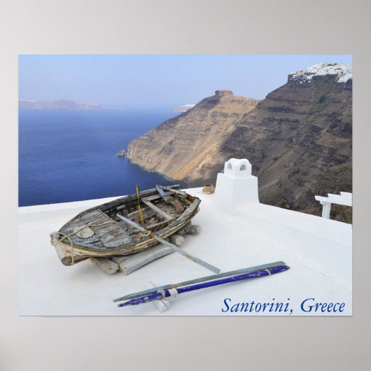 Een oude boot op het dak van een huis in Santorini Poster (Voorkant)