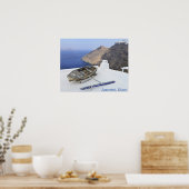 Een oude boot op het dak van een huis in Santorini Poster (Keuken)