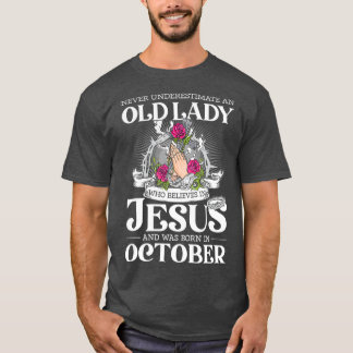 Een oude dame die gelooft in Jezus en geboren werd T-shirt