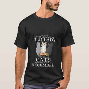 Een oude dame die van katten houdt en in december t-shirt