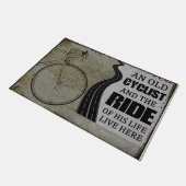 Een oude fietser en de ride van zijn leven deurmat (Schuin)