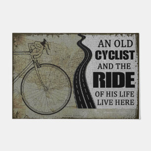 Een oude fietser en de ride van zijn leven deurmat