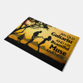 Een oude gitarist en zijn mooie muze deurmat (Schuin)