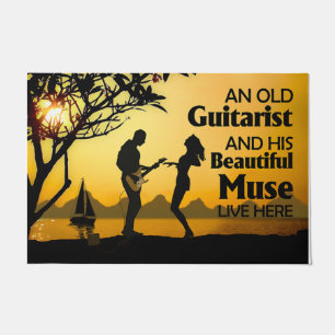 Een oude gitarist en zijn mooie muze deurmat