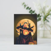 Een oude heks snijdt pompoenen voor Halloween Briefkaart (Staand voorkant)
