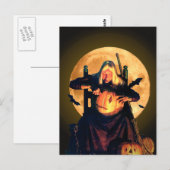Een oude heks snijdt pompoenen voor Halloween Briefkaart (Voorkant / Achterkant)
