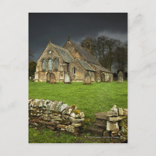 Een oude kerk onder een donkere hemel briefkaart