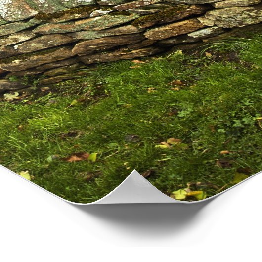 Een oude kerk onder een donkere hemel poster (Hoek)