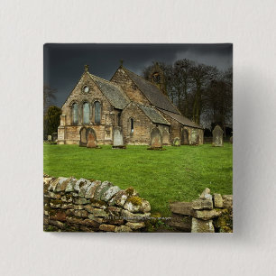 Een oude kerk onder een donkere hemel vierkante button 5,1 cm